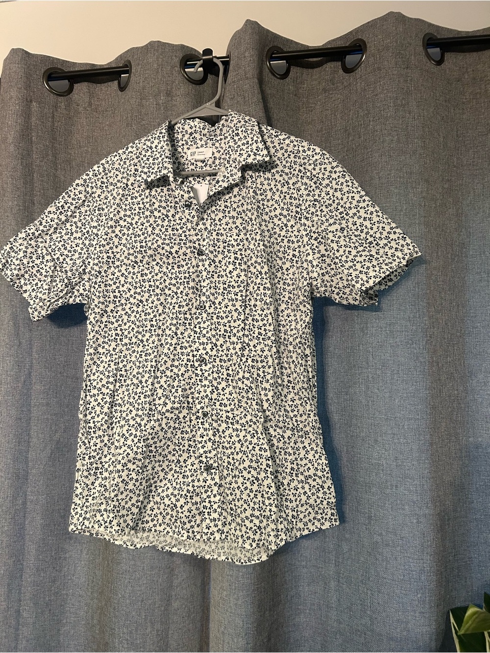 GAP Men's Short-Sleeve Button-Down Shirt - White with Navy Floral